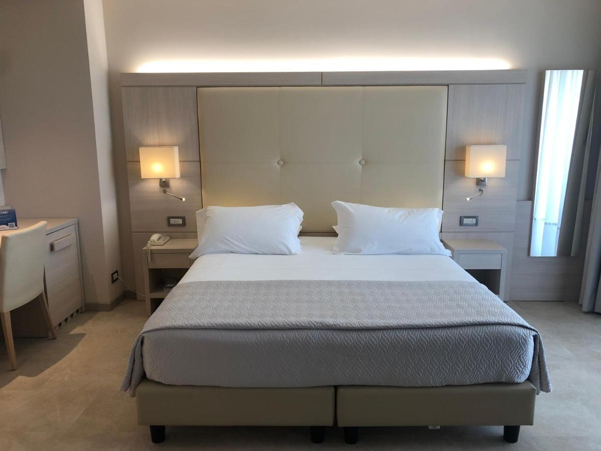 Hotel Croce Di Malta Линяно Сабиадоро Екстериор снимка