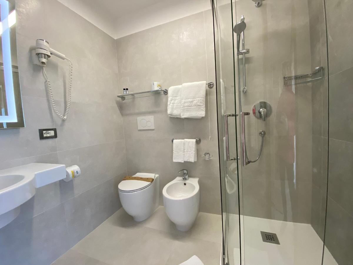 Hotel Croce Di Malta Линяно Сабиадоро Екстериор снимка