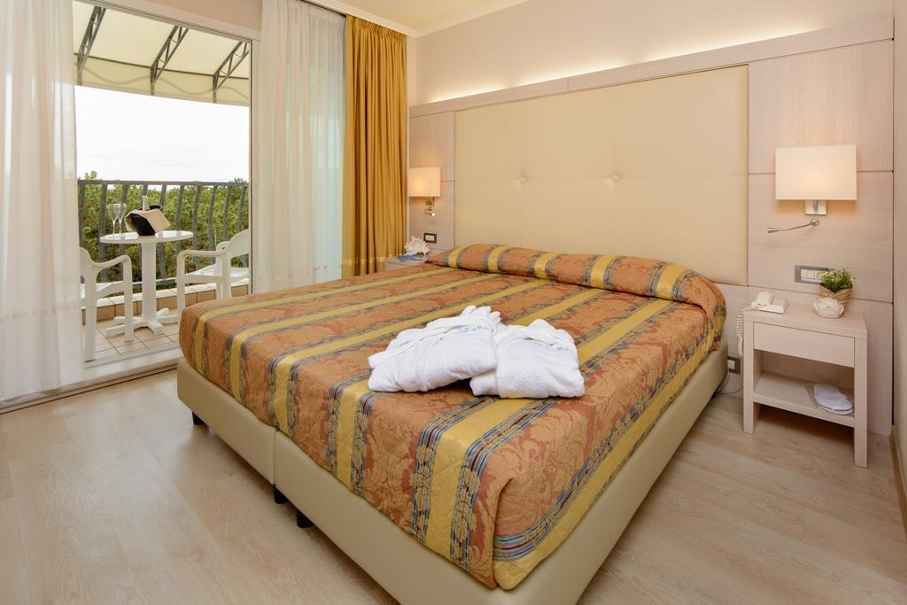 Hotel Croce Di Malta Линяно Сабиадоро Екстериор снимка