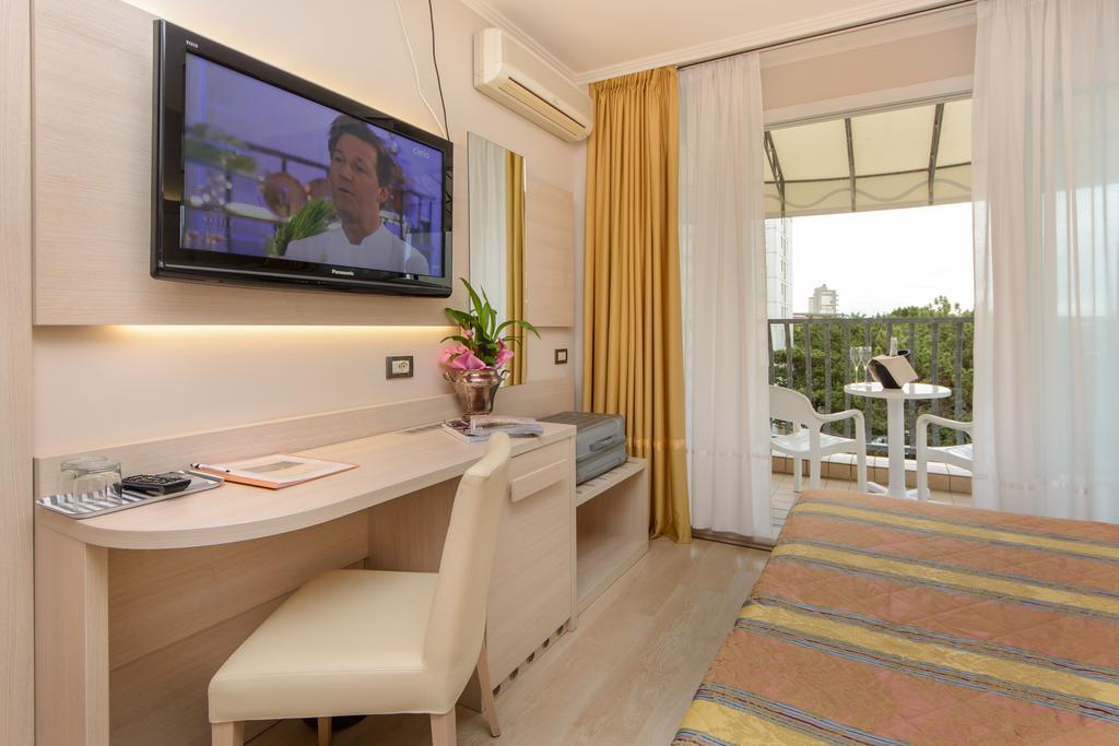 Hotel Croce Di Malta Линяно Сабиадоро Екстериор снимка