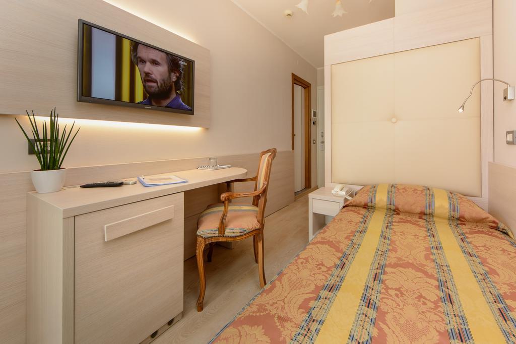 Hotel Croce Di Malta Линяно Сабиадоро Екстериор снимка