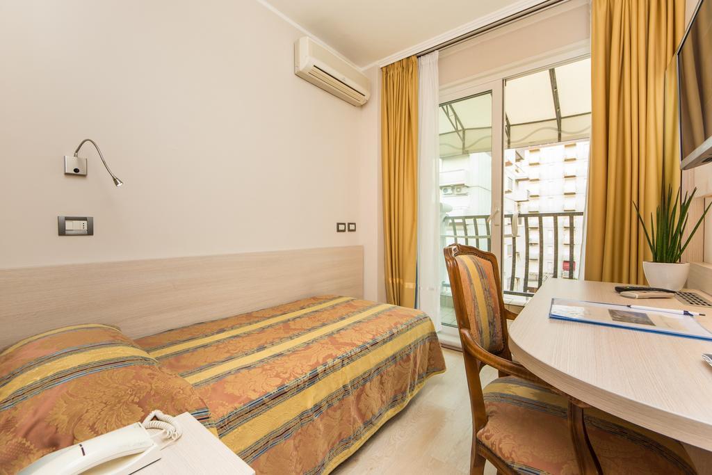 Hotel Croce Di Malta Линяно Сабиадоро Екстериор снимка