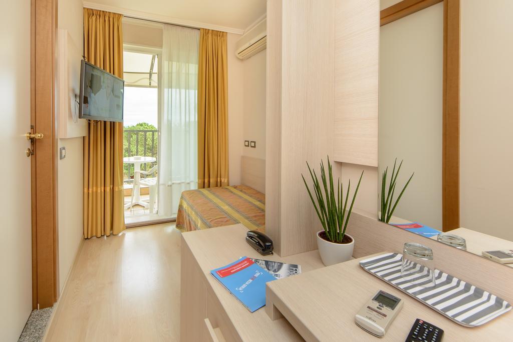 Hotel Croce Di Malta Линяно Сабиадоро Екстериор снимка