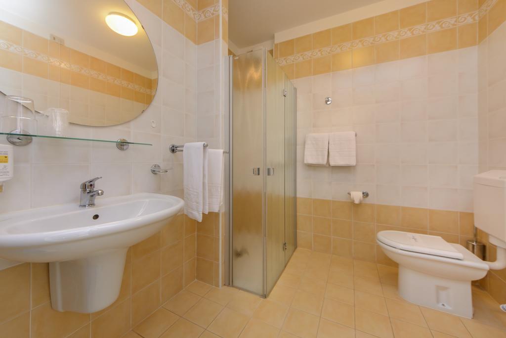 Hotel Croce Di Malta Линяно Сабиадоро Екстериор снимка